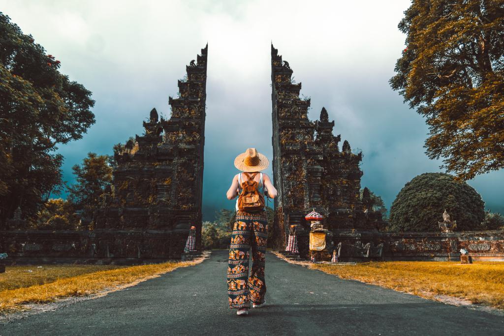 How to experience local culture when traveling